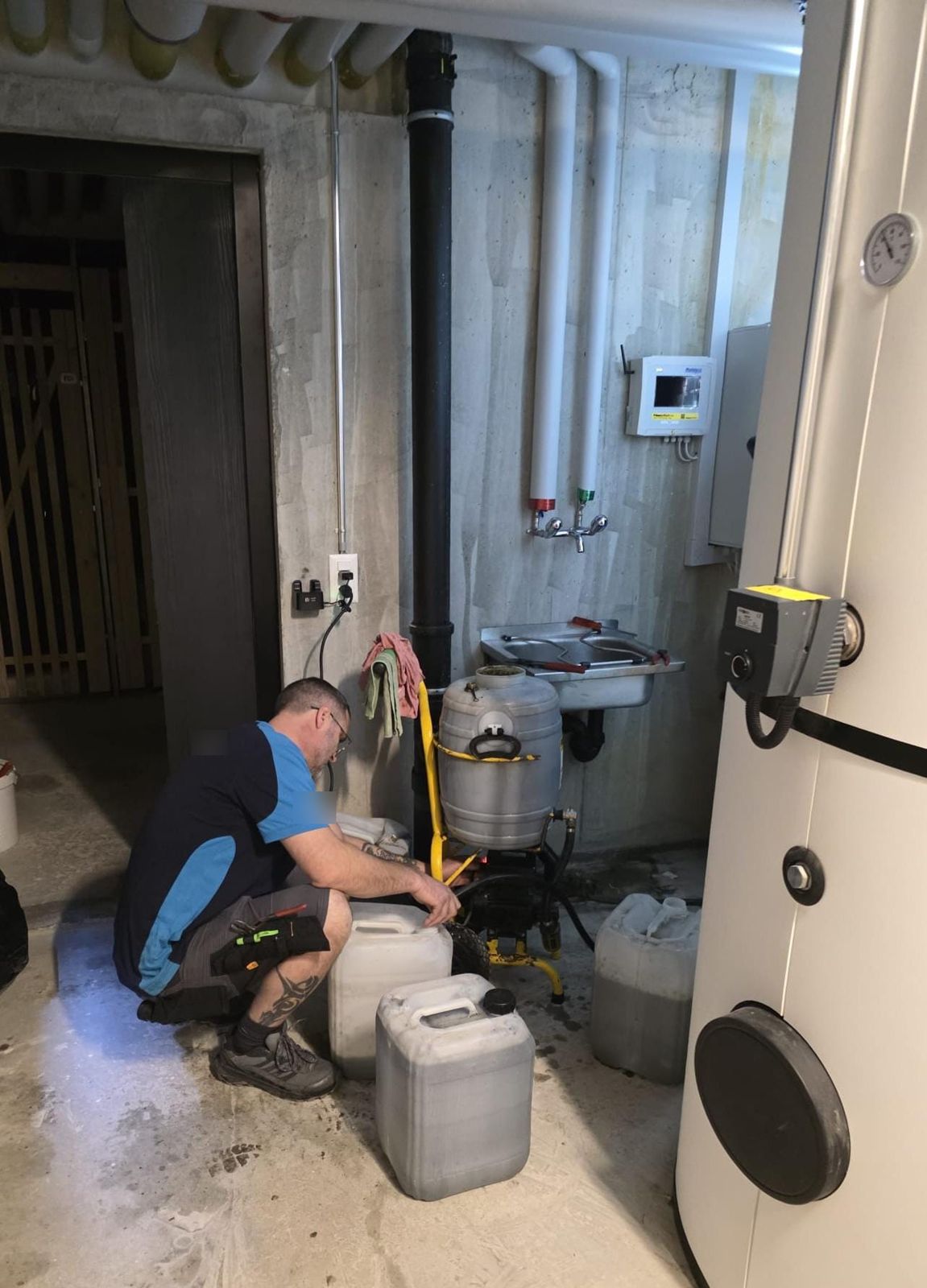 Technicien en intervention dans un local technique